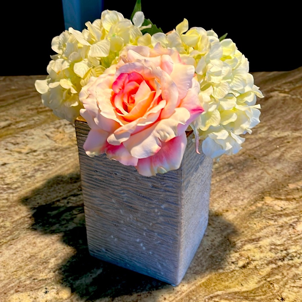 Gorgeous silk flower arrangement with vase. - Picture 2 of 7